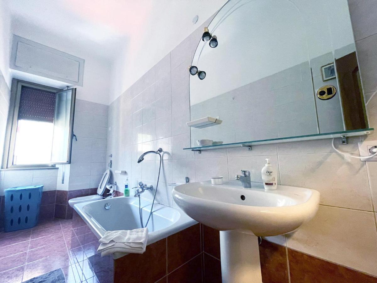 Hostel Corner 32 Милано Екстериор снимка